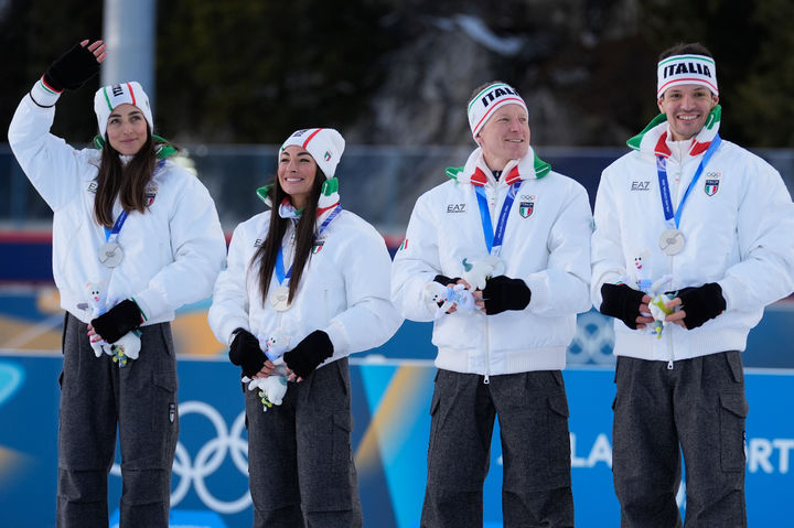 [안테르셀바=AP/뉴시스] 2026 밀라노·코르티나담페초 바이애슬론 혼성 계주 4×6㎞에서 은메달을 수확한 이탈리아. 2026.02.08.