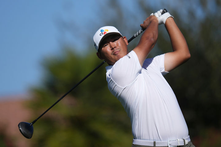 [스코츠데일=AP/뉴시스] 김시우가 8일(현지 시간) 미 애리조나주 스코츠데일의 TPC 스코츠데일에서 열린 미국프로골프(PGA) 투어 WM 피닉스 오픈 최종 라운드 2번 홀 티샷을 하고 있다. 김시우는 최종 합계 15언더파 269타 공동 3위를 기록했다. 2026.02.09.