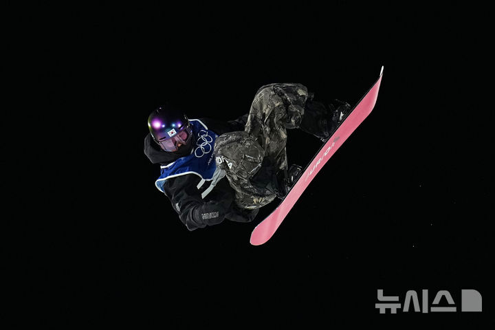[리비뇨=AP/뉴시스] 유승은(성복고)이 8일(현지 시간) 이탈리아 리비뇨 스노파크에서 열린 2026 밀라노·코르티나담페초 동계올림픽 스노보드 여자 빅에어 예선에서 기술을 펼치고 있다. 2026.02.09.