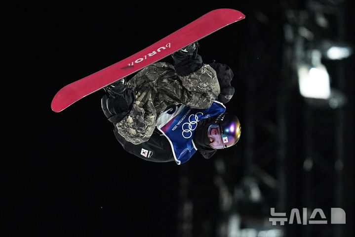 [리비뇨=AP/뉴시스] 유승은(성복고)이 8일(현지 시간) 이탈리아 리비뇨 스노파크에서 열린 2026 밀라노·코르티나담페초 동계올림픽 스노보드 여자 빅에어 예선에서 기술을 펼치고 있다. 2026.02.09.