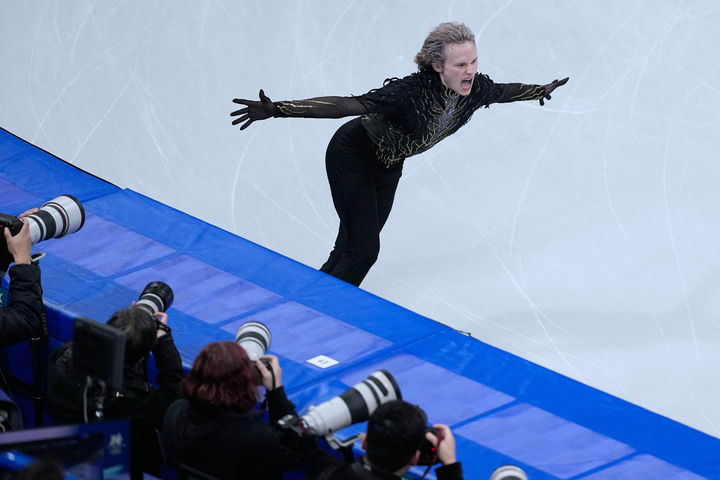 [밀라노=AP/뉴시스] 미국의 일리야 말리닌이 8일(현지 시간) 이탈리아 밀라노 아이스 피겨스케이팅 아레나에서 열린 2026 밀라노·코르티나담페초 동계올림픽 피겨스케이팅 팀 이벤트 남자 싱글 프리스케이팅에서 연기를 펼치고 있다. 2026.02.09.