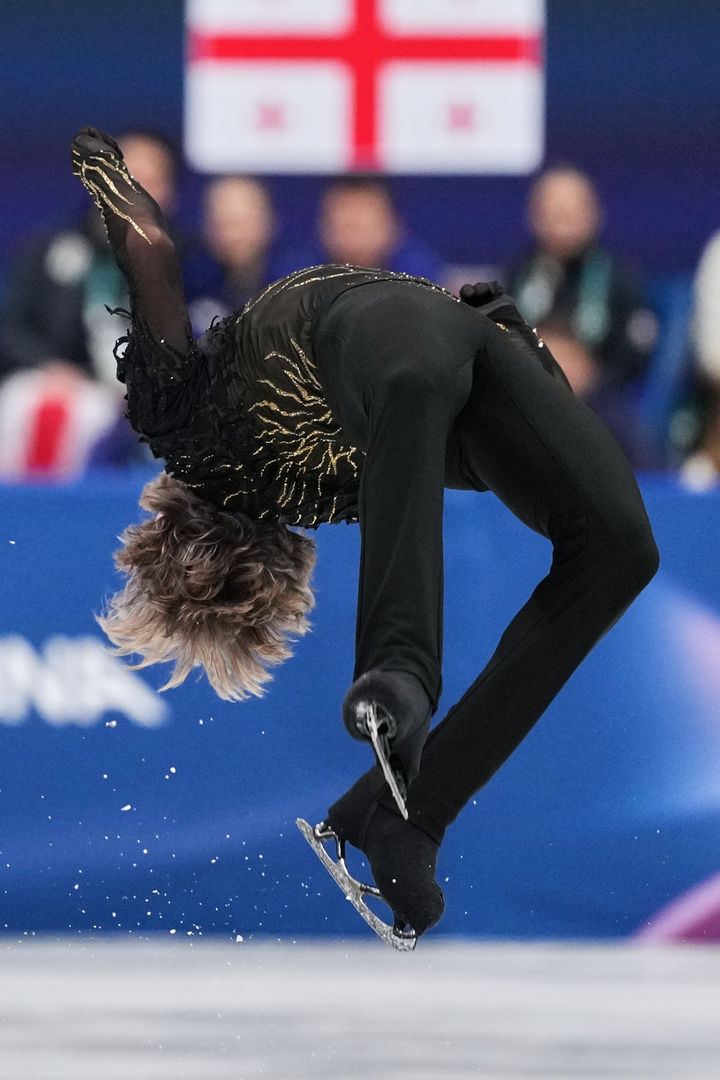 [밀라노=AP/뉴시스] 미국의 일리야 말리닌이 8일(현지 시간) 이탈리아 밀라노 아이스 피겨스케이팅 아레나에서 열린 2026 밀라노·코르티나담페초 동계올림픽 피겨스케이팅 팀 이벤트 남자 싱글 프리스케이팅에서 백플립(뒤 공중제비)을 하고 있다. 2026.02.09.