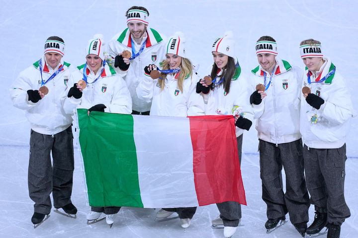 [밀라노=AP/뉴시스] 2026 밀라노·코르티나담페초 동계올림픽 피겨스케이팅 단체전에서 동메달을 수확한 이탈리아. 2026.02.08.