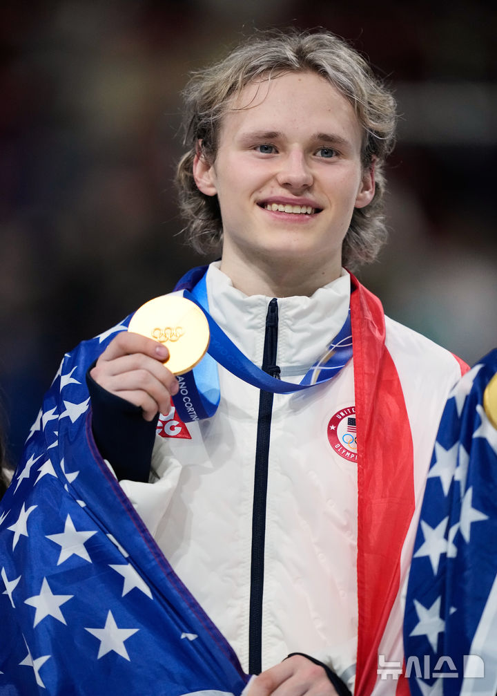 [밀라노=AP/뉴시스] 미국의 일리야 말리닌이 8일(현지 시간) 이탈리아 밀라노 아이스 피겨스케이팅 아레나에서 열린 2026 밀라노·코르티나담페초 동계올림픽 피겨스케이팅 팀 이벤트(단체전) 시상식에서 금메달을 목에 걸고 기뻐하고 있다. 2026.02.09.
