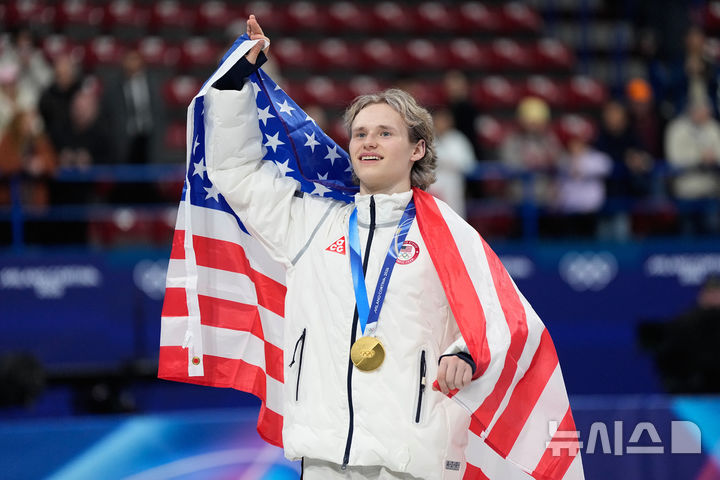 [밀라노=AP/뉴시스] 미국의 일리야 말리닌이 8일(현지 시간) 이탈리아 밀라노 아이스 피겨스케이팅 아레나에서 열린 2026 밀라노·코르티나담페초 동계올림픽 피겨스케이팅 팀 이벤트(단체전) 시상식에서 금메달을 목에 걸고 기뻐하고 있다. 2026.02.09.
