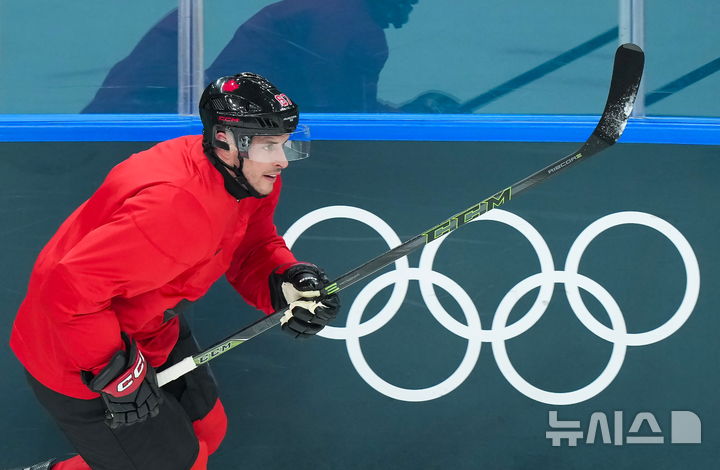 [밀라노=AP/뉴시스] 캐나다 아이스 하키 대표팀의 주장 시드니 크로스비. 2026.02.08.