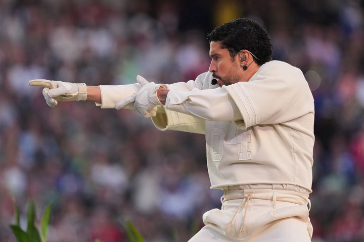 [샌타클래라=AP/뉴시스] 라팁 팝 슈퍼스타 배드 버니가 8일(현지 시간) 미 캘리포니아주 샌타클래라의 리바이스 스타디움에서 열린 미국프로풋볼(NFL) 제60회 슈퍼볼 시애틀 시호크스와 뉴잉글랜드 패트리어츠의 경기 하프타임쇼에서 공연을 펼치고 있다. 2026.02.09.