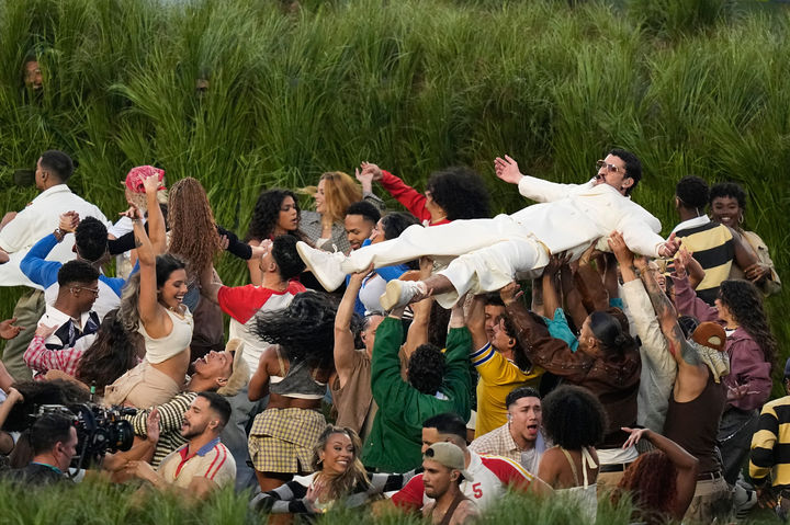 [샌타클래라=AP/뉴시스] 라팁 팝 슈퍼스타 배드 버니가 8일(현지 시간) 미 캘리포니아주 샌타클래라의 리바이스 스타디움에서 열린 미국프로풋볼(NFL) 제60회 슈퍼볼 시애틀 시호크스와 뉴잉글랜드 패트리어츠의 경기 하프타임쇼에서 공연을 펼치고 있다. 2026.02.09.