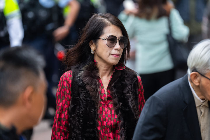 [홍콩=AP/뉴시스] 홍콩의 대표적 반중(反中) 성향 언론으로 꼽혔던 ‘빈과일보’ 창업주 지미 라이(78)가 국가보안법 위반 혐의로 9일 징역 20년형을 선고받았다. 라이 부인 테레사 라이가 법원에 도착한 모습. 2026.02.09