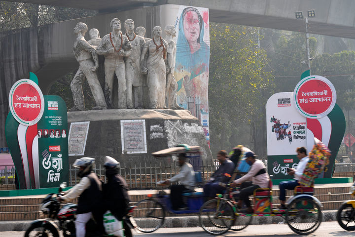 [다카=AP/뉴시스] 지난 8일(현지 시간) 방글라데시 수도 다카에서 시민들이 출퇴근하고 있다. 미국은 9일 체결한 무역 합의에서 방글라데시산 의류에 관세를 면제하기로 했다. 2026.02.10.