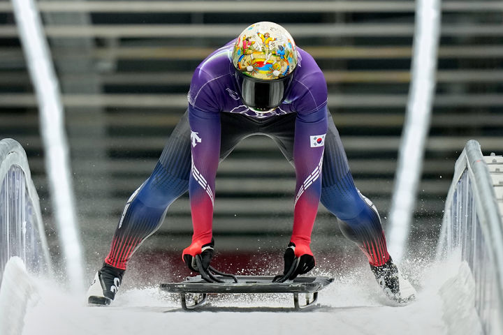 [코르티나담페초=AP/뉴시스] 김지수가 9일(현지 시간) 이탈리아 코르티나담페초에서 2026 밀라노·코르티나담페초 동계올림픽 남자 스켈레톤 경기를 앞두고 훈련하고 있다. 2026.02.09.