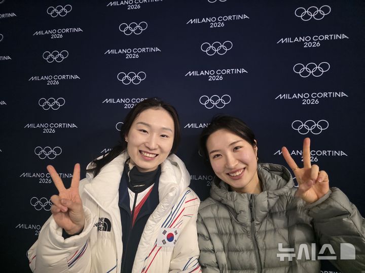 [밀라노=뉴시스] 김희준 기자 = 8일(현지 시간) 이탈리아 밀라노 아이스스케이팅 아레나에서 공식 훈련을 마친 뒤 포즈를 취하는 쇼트트랙 대표팀의 최민정과 김길리. 2026.02.08jinxijun@newsis.com