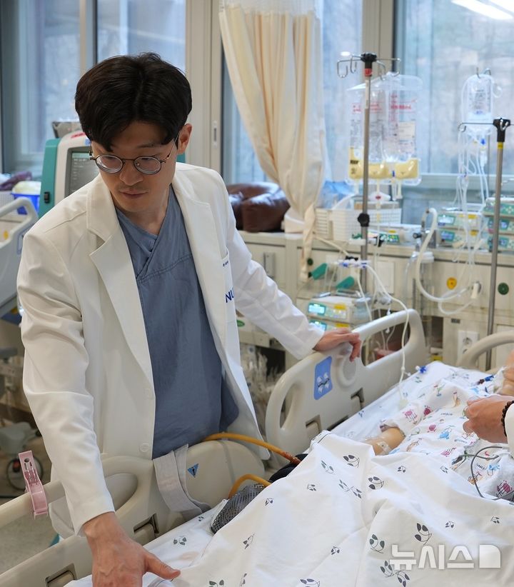 [서울=뉴시스] 정준철 분당서울대병원 심장혈관흉부외과 교수가 중환자실에 입원한 환자의 회복 상태를 살펴보고 있다. (사진= 분당서울대병원 제공)