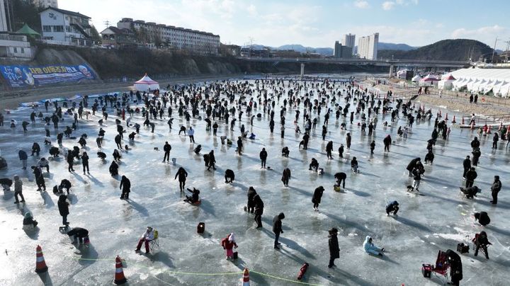 [춘천=뉴시스] 9일 강원관광재단은 빅데이터 기반의 강원 관광 동향 분석 결과 강원특별자치도를 방문한 지난 2025년 전체 관광객은 전년 대비 3.2% (약 480만명) 증가한 약 1억5460만명이다고 밝혔다. 사진은 올해 1월 개최된 홍천강꽁꽁축제장 모습. 혿천군 제공 *재판매 및 DB 금지