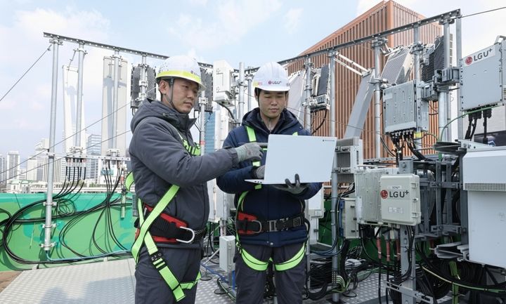 [서울=뉴시스] LG유플러스 임직원이 서울역 인근 네트워크 장비를 점검하는 모습. (사진=LGU+ 제공) 2026.02.09. photo@newsis.com *재판매 및 DB 금지