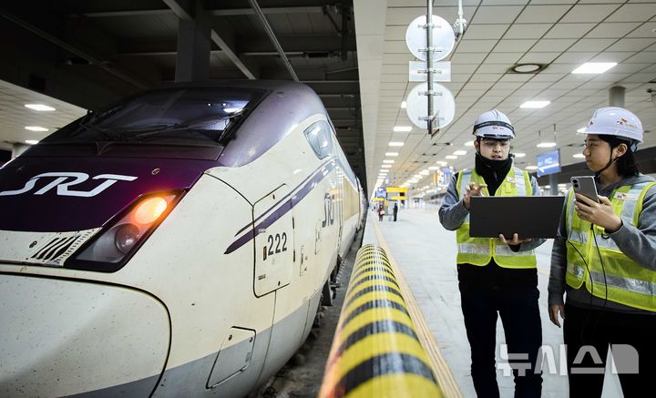 [서울=뉴시스]SK텔레콤이 설 명절과 동계올림픽 기간을 맞아 안정적인 서비스를 제공하기 위해 특별 소통대책을 가동한다고 9일 밝혔다. 사진은 SK텔레콤, SK오앤에스 직원들이 수서역 인근에서 네트워크 현황을 점검하는 모습. (사진=SK텔레콤 제공)