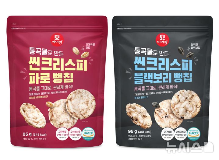 [서울=뉴시스] 롯데마트와 롯데슈퍼가 전통 간식 뻥튀기를 현대적으로 재해석한 씬크리스피 뻥칩(95g) 2종을 내놓는다고 9일 밝혔다. 12일 출시되는 씬크리스피 파로 뻥칩과 씬크리스피 블랙보리 뻥칩 등 2종은 최근 즐겁게 건강을 관리하는 '헬시플레저'와 전통 디저트를 즐기는 '할매니얼' 트렌드가 맞물리며 높아진 원물 중심의 건강 간식 수요에 대응하는 제품이다. 사진은 두 제품 이미지. (사진=롯데마트·슈퍼 제공) 2026.02.09. photo@newsis.com