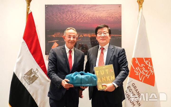 [수원=뉴시스] 국립농업박물관 오경태 관장(오른쪽)과 이집트 대박물관 아흐메드 고네임 관장이 기념 촬영을 하고 있다. (사진=국립농업박물관 제공) 2026.02.09. photo@newsis.com