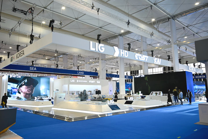 [서울=뉴시스] 사우디아라비아 리야드에서 열리는 월드 디펜스 쇼(WDS) 2026 내 LIG넥스원 전시관. (사진=LIG넥스원) 2026.02.09 photo@newsis.com *재판매 및 DB 금지&nbsp; *재판매 및 DB 금지