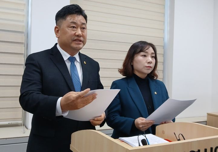 [대전=뉴시스] 조명휘 기자 = 더불어민주당 방진영(유성구2), 김민숙(비례) 대전시의원이 9일 대전시의회 기자실에서 회견을 열고 이날 열릴 예정인 제293회 임시회 개최는 원천 무효라고 주장하고 있다. 2026.02.09. photo@newsis.com *재판매 및 DB 금지