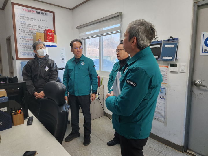 [영주=뉴시스] 엄태현 경북 영주시장 권한대행이 8일 영주IC 인근 거점소독시설을 방문해 점검하고 있다. (사진=영주시 제공) 2026.02.09. photo@newsis.com *재판매 및 DB 금지