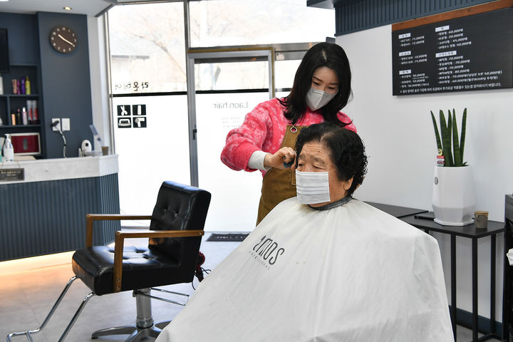 정선군의 '실버에티켓'을 이용한 미용 지원.(사진=정선군 제공) *재판매 및 DB 금지