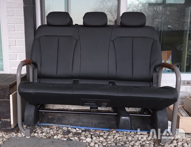 [서울=뉴시스] 자동차 폐시트를 활용해 만든 소파. (사진= 한국교통안전공단 제공) photo@newsis.com