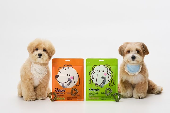 [서울=뉴시스] 동아제약은 펫 헬스케어 브랜드 벳플에서 반려견의 구강 건강을 돕는 덴탈껌 '벳플 브이츄(V-Chew) 2종'을 출시했다고 9일 밝혔다. (사진=동아제약 제공) 2026.2.9. photo@newsis.com *재판매 및 DB 금지