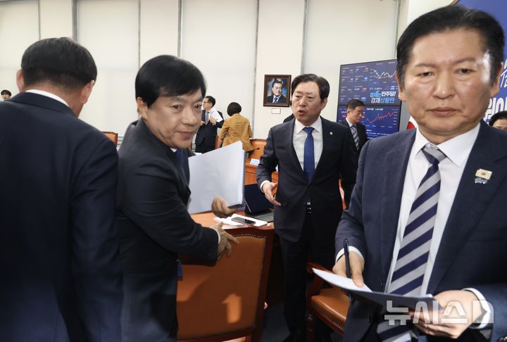 [서울=뉴시스] 조성봉 기자 = 황명선 더불어민주당 최고위원이 9일 오전 서울 여의도 국회에서 열린 최고위원회의를 마치고 이성윤 최고위원에게 ‘2차특검 후보 전준철 변호사 추천’ 관련 사과를 요청하며 항의하고 있다.2026.02.09. suncho21@newsis.com 