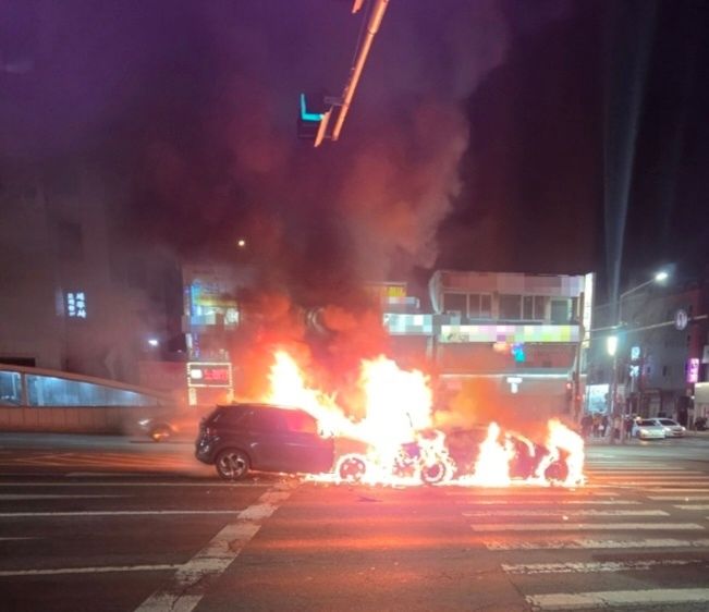 [대구=뉴시스] 8일 오후 8시30분께 달서구 두류동 도시철도 2호선 내당역네거리 인근에서 승용차간 추돌사고가 발생했다. (사진=대구소방안전본부 제공) 2026.02.09. photo@newsis.com *재판매 및 DB 금지