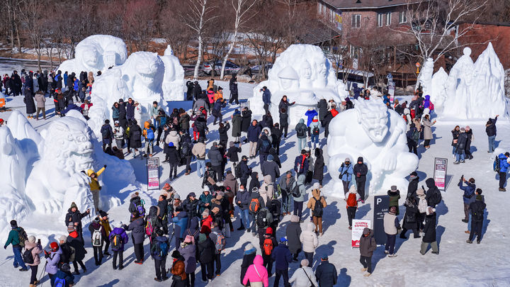 제33회 태백산 눈축제가 열리고 있는 태백산국립공원 당골광장 눈조각 작품을 관람하고 있는 관광객들 모습.(사진=태백시 제공) *재판매 및 DB 금지