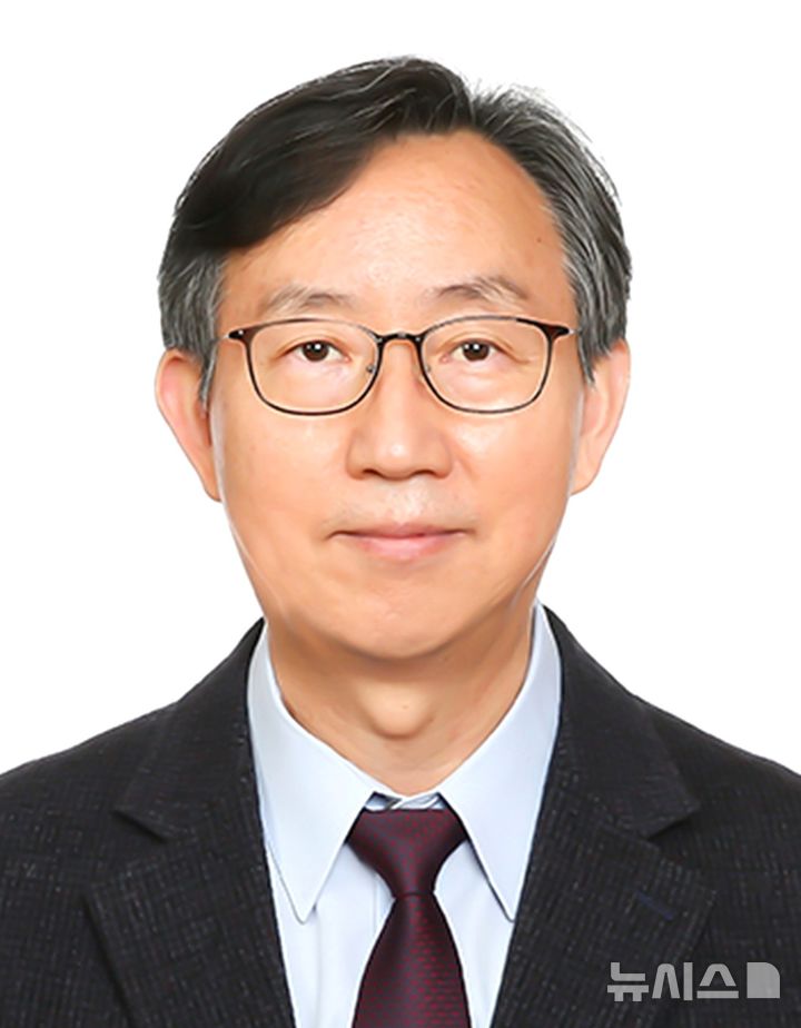 [포항=뉴시스] 송종욱 기자 = 한동대학교 글로벌녹색기술연구원 김경태 석좌교수 연구팀이 국제 학술지 '어드밴스드 사이언스에 논문을 게재해 생물학연구정보센터(BRIC)의 '한국을 빛내는 사람들'에 선정됐다. 사진은 김 교수. (사진=한동대 제공) 2026.02.09. photo@newsis.com