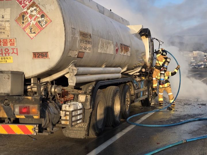 세종 전의면서 화물차·승용차·탱크로리 3중 추돌 화재