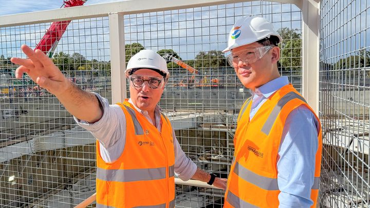 [서울=뉴시스] 허윤홍 GS건설 대표(사진 오른쪽)가 호주 SRL현장을 현지 관계자들과 함께 둘러보며 공사진행현황을 직접 점검하고 있다. (사진=GS건설 제공) 2026.02.09. photo@newsis.com *재판매 및 DB 금지