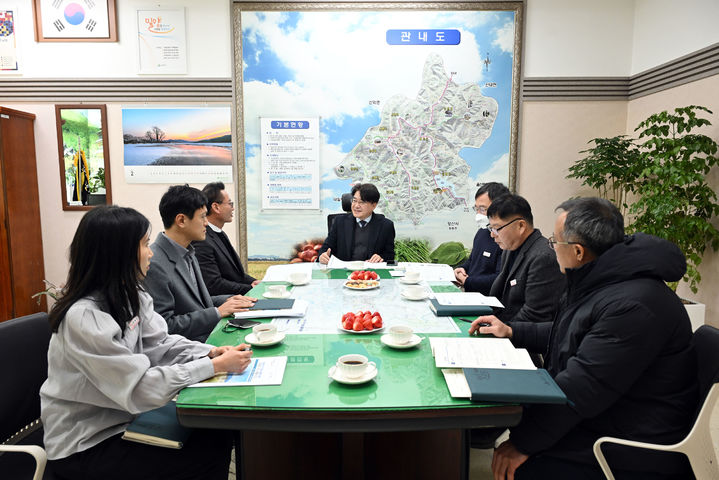 [밀양=뉴시스] 이정곤 경남 밀양시 부시장이 단장면 행정복지센터를 방문해 읍면동 현안을 점검하고 직원들과 소통의 시간을 갖고 있다. (사진=밀양시 제공) 2026.02.09. photo@newsis.com *재판매 및 DB 금지