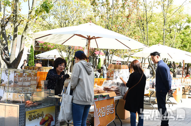 [여주=뉴시스]여주프리미엄아울렛 농산물직거래장터(사진=여주시 제공)2026.02.09.photo@newsis.com