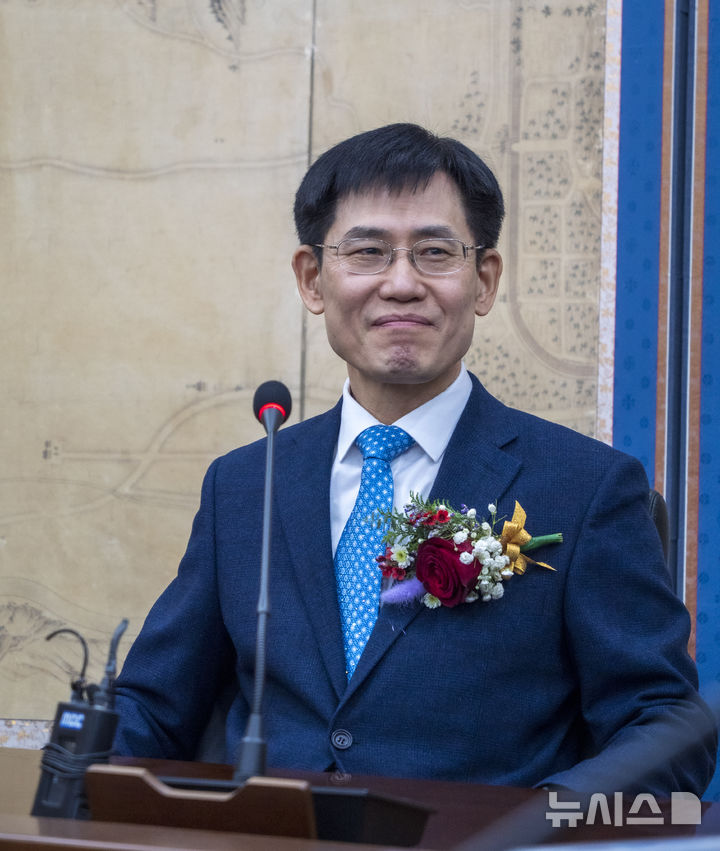 [전주=뉴시스] 강경호 기자 = 9일 전북 전주시 덕진구 전주지법 8층 중회의실에서 진행된 기자간담회에서 김상곤 신임 전주지방법원장이 의견을 청취하고 있다. 2026.02.09. lukekang@newsis.com