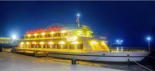 "내 나라 제일로 좋아"…대동강에 뜬 北 대형 유람선