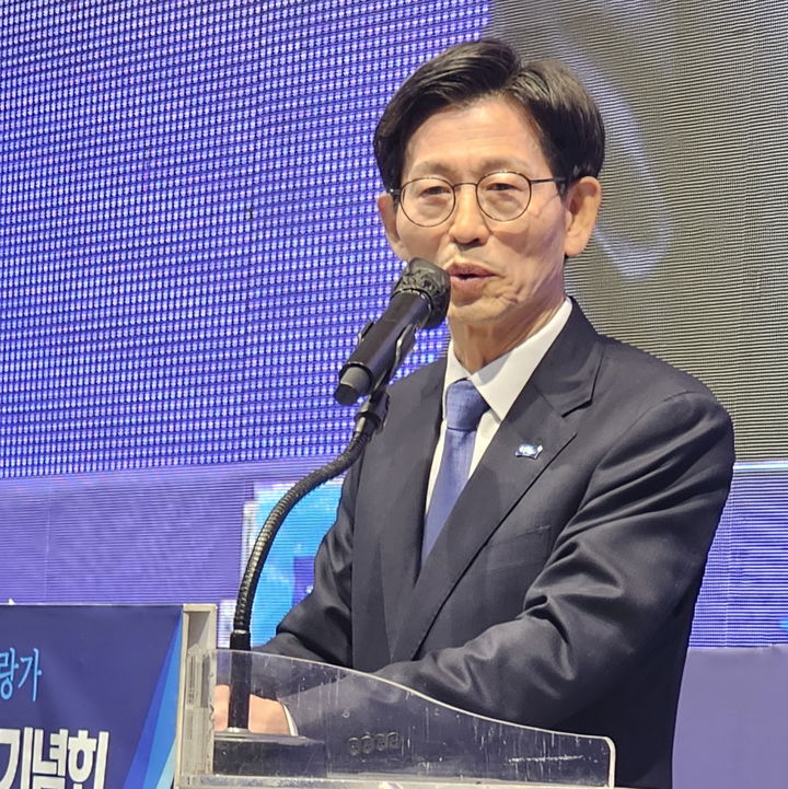 [고창=뉴시스] 지난 7일 고창 르네상스웨딩홀에서 열린 유기상 전 고창군수의 저서 '높을고창 사랑가' 출판기념회, 유전 군수가 인사말을 하고 있다. *재판매 및 DB 금지