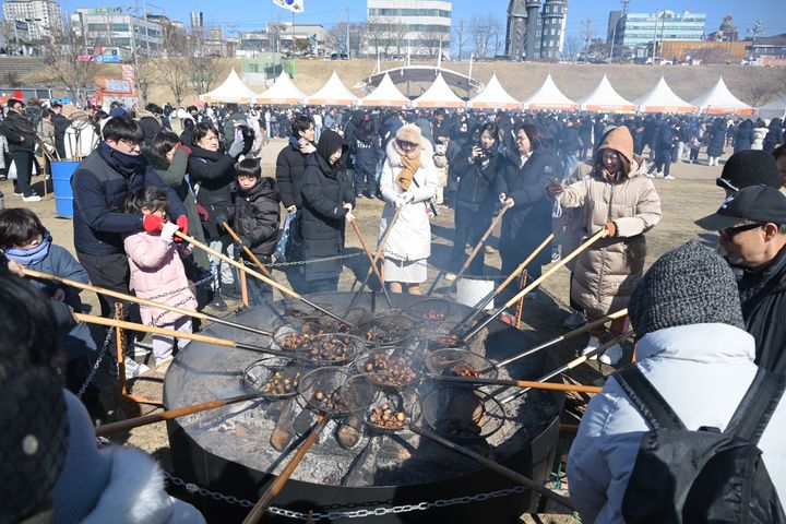 [공주=뉴시스] 2026 겨울공주 군밤축제 및 밤산업 박람회 전경.(사진= 공주시).2026.02.09.photo@newsis.com. *재판매 및 DB 금지
