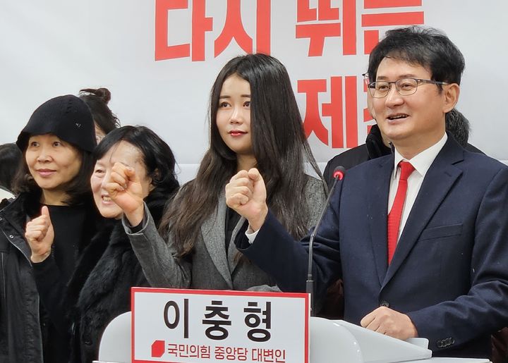 제천시장 출마 선언하는 이충형(오른쪽) 국민의힘 대변인 *재판매 및 DB 금지