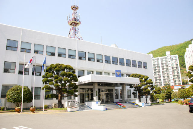 [거제=뉴시스] 신정철 기자= 거제경찰서는 9일 오전 7시40분께 삼성중공업 내 안전교육장에서 협력업체 근로자 100명 대상으로 찾아가는 맞춤형 이륜차 교통안전교육을 실시했다.사진은 거제경찰서 전경.(사진=거제서 제공).2026.02.09. photo@newsis.com *재판매 및 DB 금지