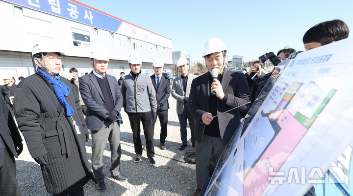 [전주=뉴시스] 김얼 기자 = 우범기(왼쪽) 전주시장이 9일 전북 전주시 전주컨벤션센터(옛 전주종합경기장)에서 열린 '전주컨벤션센터 건립공사 현장점검'에 참석해 장내를 둘러보고 있다. 2026.02.09. pmkeul@newsis.com