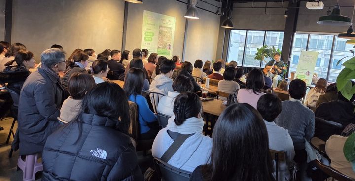 [밀양=뉴시스] 청학서점에서 윤덕원을 초청 북토크를 진행하고 있다. (사진=밀양시 제공) 2026.02.09. photo@newsis.com *재판매 및 DB 금지