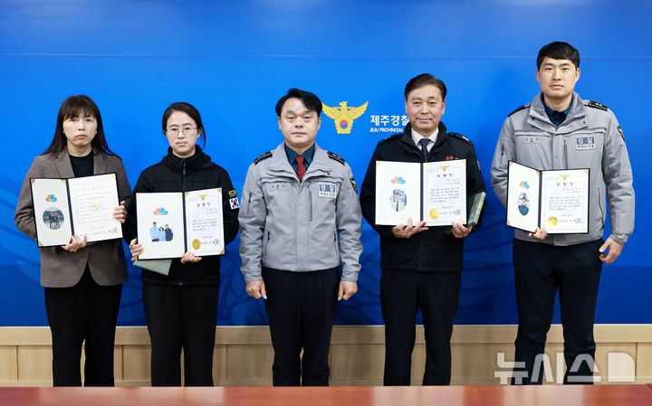 [제주=뉴시스] 9일 오전 제주경찰청에서 '언성 히어로' 포상수여식이 열리고 있다. 왼쪽부터 제주청 수사과 양주현 경위, 제주청 과학수사계 김성희 경정, 고평기 제주경찰청장, 제주도소방안전본부 김용철 소방경, 제주동부경찰서 오라지구대 김봉석 경감. (사진=제주경찰청 제공) 2026.02.09. photo@newsis.com 