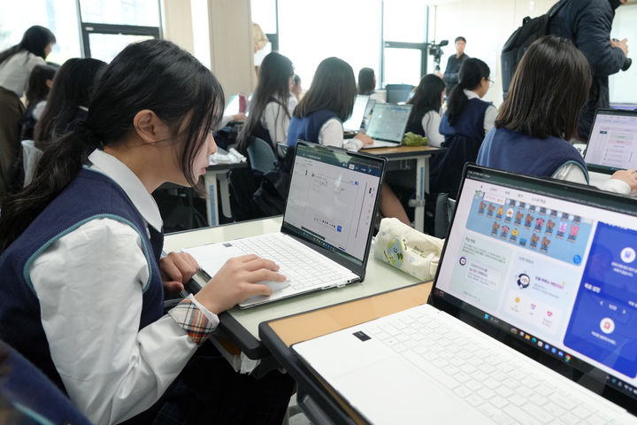 [제주=뉴시스] 제주교육청이 지원한 드림노트북 활용 수업 모습. (사진=제주교육청 제공) *재판매 및 DB 금지