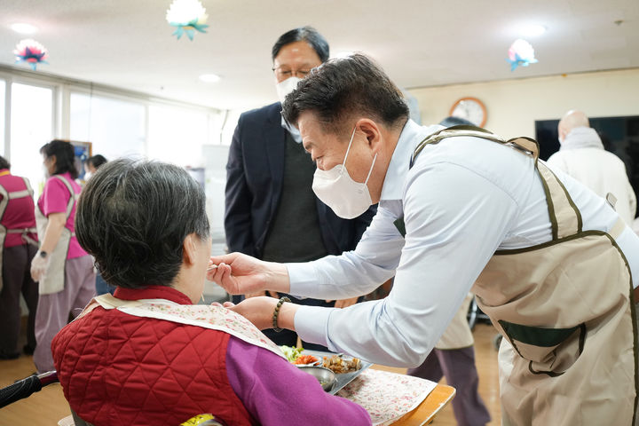 [제주=뉴시스] 오영훈 제주지사가 9일 오전 노인복지시설인 제주태고원에서 '1일 명예원장'을 체험하며 어르신의 식사를 챙기고 있다. (사진=제주도 제공) 2026.02.09. photo@newsis.com *재판매 및 DB 금지