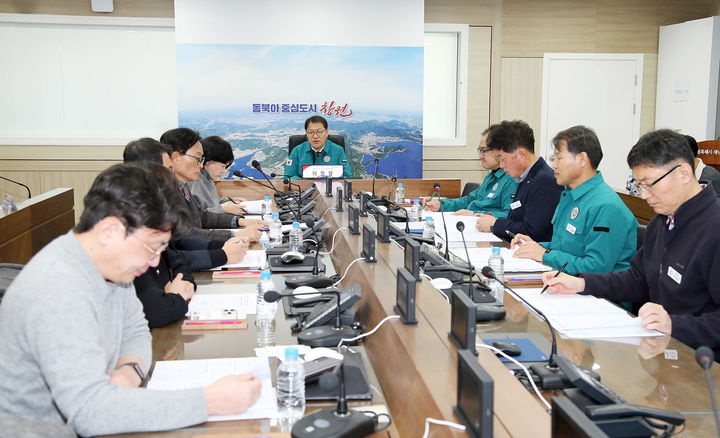 [창원=뉴시스] 강경국 기자 = 장금용 경남 창원시장 권한대행이 9일 시청 재난안전대책본부에서 2026년도 제1회 창원시 재난관리기금 운용·심의위원회를 주재하고 있다. (사진=창원시청 제공). 2026.02.09. photo@newsis.com *재판매 및 DB 금지