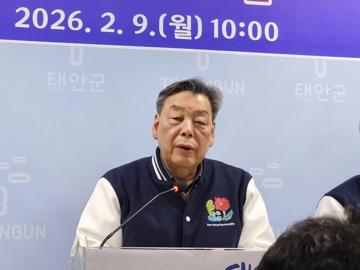 [태안=뉴시스] 김덕진 기자=가세로 충남 태안군수가 9일 태안군청 브리핑룸에서 충남도와 ADD 등이 추진 중인 미래항공연구센터 MOU 체결 관련 기자회견을 갖고 있다. (사진=태안군 제공) 2026.02.09. spark@newsis.com *재판매 및 DB 금지