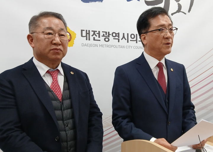 [대전=뉴시스] 조명휘 기자 = 조원휘(오른쪽·국민의힘·유성구3) 대전시의회 의장과 이한영(〃·서구6) 의회운영위원장이 9일 대전시의회 기자실서 회견을 열고 민주당의 임시회 원천무효 주장을 반박하고 있다. 2026.02.09. photo@newsis.com *재판매 및 DB 금지